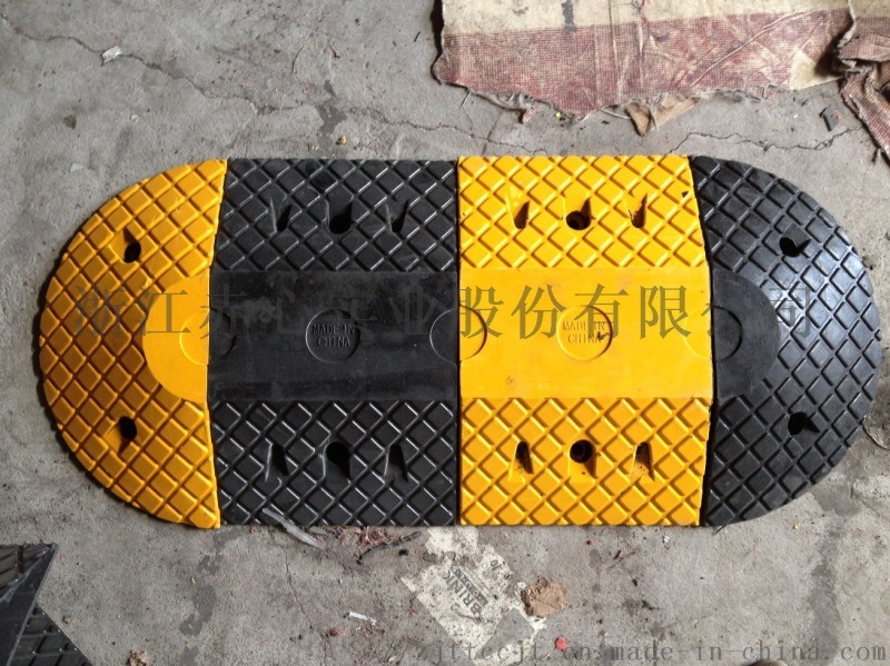 厂家直销高品质橡胶黑黄抗压减速带限速缓冲带